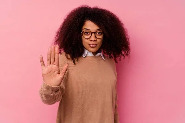 Young African American Woman Isolated Pink Background Standing Outstretched Hand — Stock Photo, Image