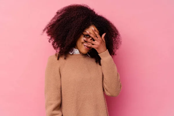 Jeune Femme Afro Américaine Isolée Sur Fond Rose Cligner Des — Photo