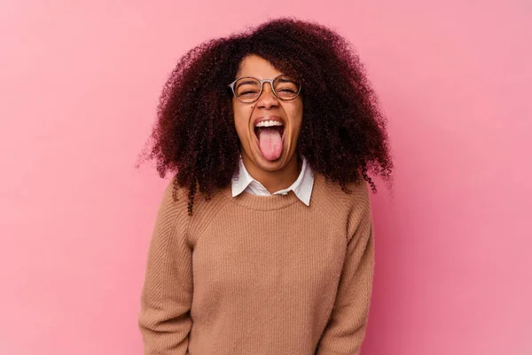 若いですアフリカ系アメリカ人女性孤立しましたピンクの背景面白いとフレンドリーなステッキングアウト舌 — ストック写真