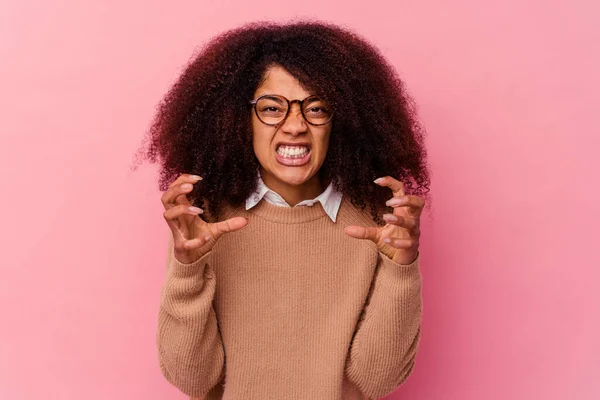 Joven Afroamericana Americana Aislada Sobre Fondo Rosa Molesta Gritando Con — Foto de Stock