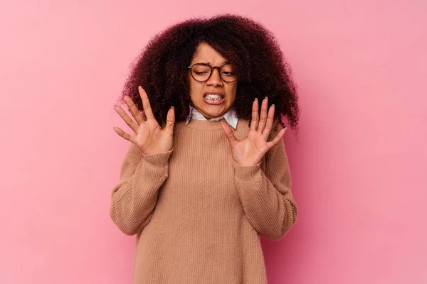 Joven Mujer Afroamericana Aislada Sobre Fondo Rosa Rechazando Alguien Mostrando — Foto de Stock