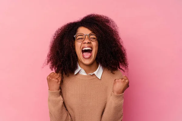 Jeune Femme Afro Américaine Isolée Sur Fond Rose Acclamant Insouciante — Photo