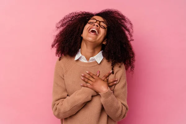 Jeune Femme Afro Américaine Isolée Sur Fond Rose Riant Gardant — Photo