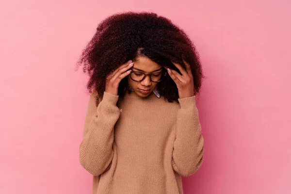 Jovem Afro Americana Isolada Fundo Rosa Tocando Templos Tendo Dor — Fotografia de Stock