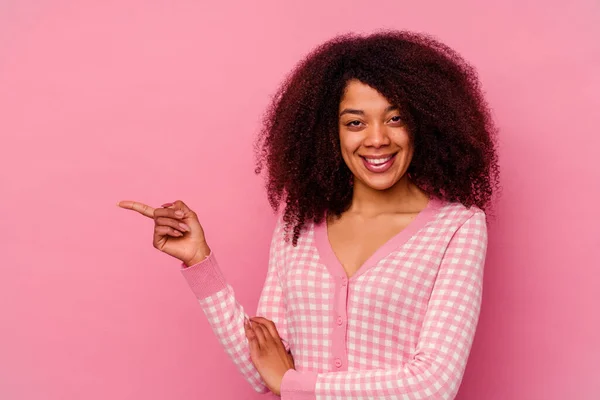 Jovem Afro Americana Isolada Fundo Rosa Sorrindo Alegremente Apontando Com — Fotografia de Stock