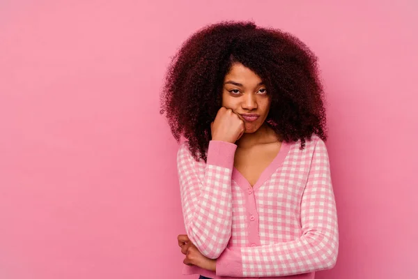 Giovane Donna Afroamericana Isolata Sfondo Rosa Che Sente Triste Pensieroso — Foto Stock