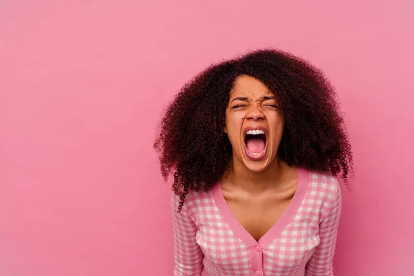 Jeune Femme Afro Américaine Isolée Sur Fond Rose Criant Très — Photo