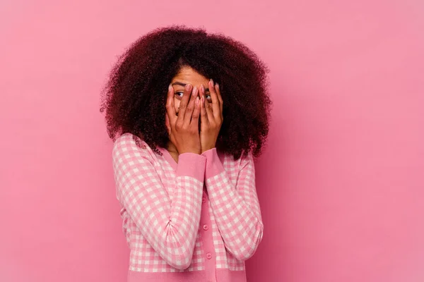 Junge Afrikanisch Amerikanische Frau Isoliert Auf Rosa Hintergrund Blinzeln Durch — Stockfoto