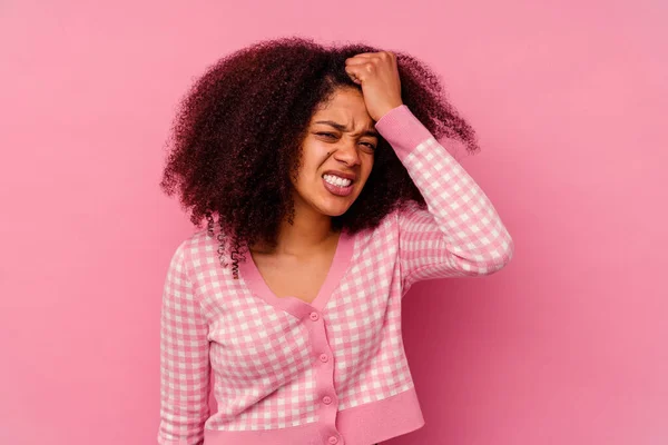 Jong Afrikaans Amerikaans Vrouw Geïsoleerd Roze Achtergrond Vergeten Iets Klap — Stockfoto