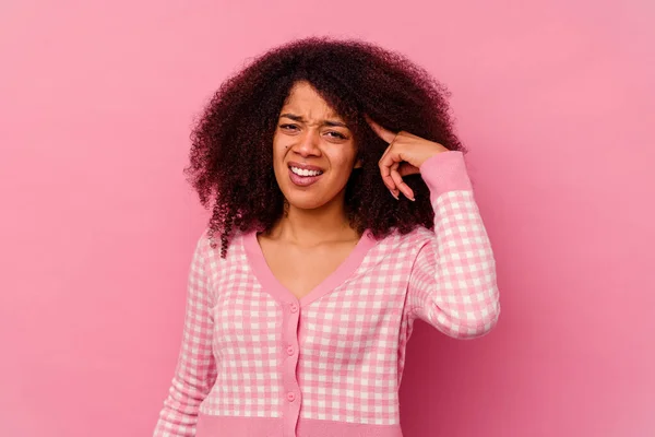 Junge Afrikanisch Amerikanische Frau Isoliert Auf Rosa Hintergrund Zeigt Eine — Stockfoto