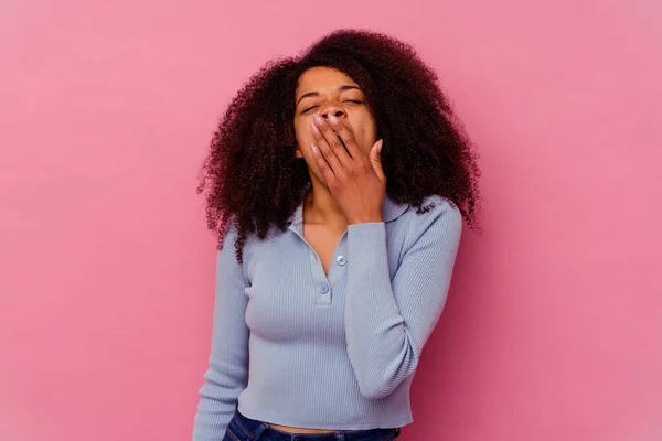 Jeune Femme Afro Américaine Isolée Sur Fond Rose Bâillant Montrant — Photo