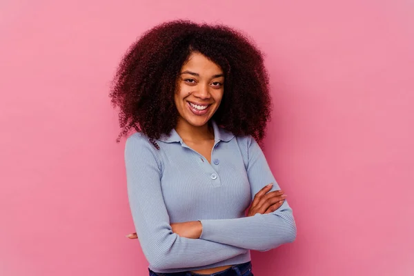 Mujer Afroamericana Joven Aislada Sobre Fondo Rosa Que Siente Segura —  Fotos de Stock