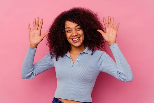 Jovem Afro Americana Isolada Sobre Fundo Rosa Mostrando Número Dez — Fotografia de Stock