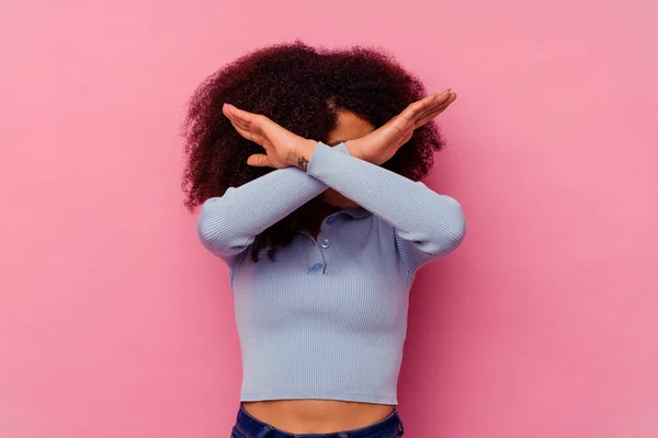 Young African American Woman Isolated Pink Background Keeping Two Arms — Stock Photo, Image