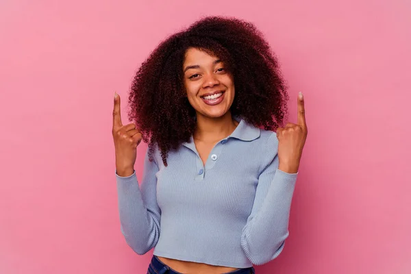 Jovem Afro Americana Isolada Sobre Fundo Rosa Indica Com Ambos — Fotografia de Stock