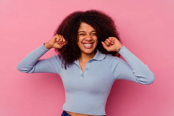 情熱と熱意 幸せな表情を祝うピンクの背景に隔離された若いアフリカ系アメリカ人女性 — ストック写真