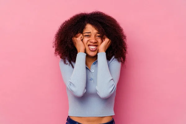 Jeune Femme Afro Américaine Isolée Sur Fond Rose Pleurer Malheureuse — Photo