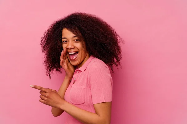 Jovem Afro Americana Isolada Fundo Rosa Dizendo Uma Fofoca Apontando — Fotografia de Stock