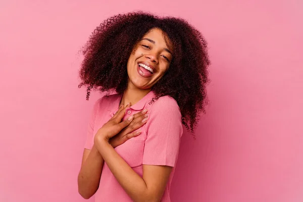 Молодая Африканская Американка Изолированная Розовом Фоне Имеет Дружелюбное Выражение Лица — стоковое фото