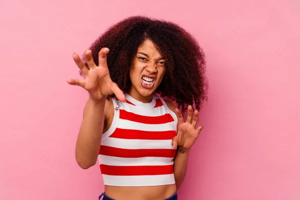 Jeune Femme Afro Américaine Isolée Sur Fond Rose Bouleversée Criant — Photo