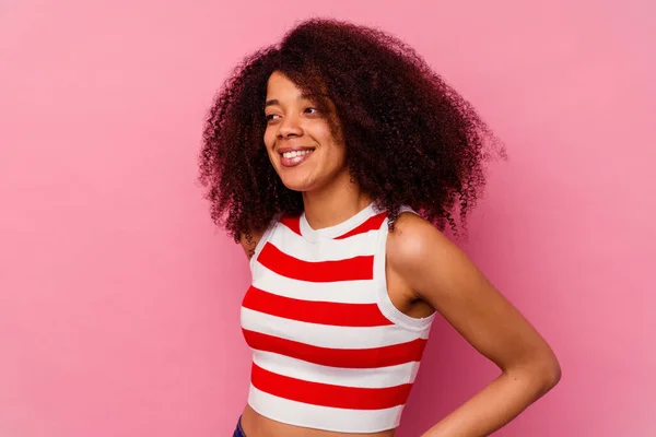 Jovem Afro Americana Isolada Fundo Rosa Confiante Mantendo Mãos Nos — Fotografia de Stock