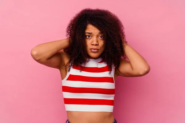 Jonge Afrikaanse Amerikaanse Vrouw Geïsoleerd Roze Achtergrond Bedekking Oren Met — Stockfoto