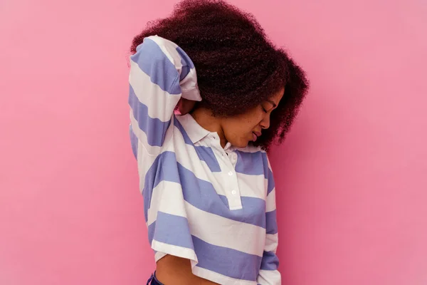 Mujer Afroamericana Joven Aislada Sobre Fondo Rosa Con Dolor Cuello — Foto de Stock