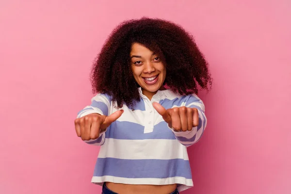 ピンクの背景に孤立した若いアフリカ系アメリカ人の女性が親指を上げ 笑顔で自信を持って — ストック写真