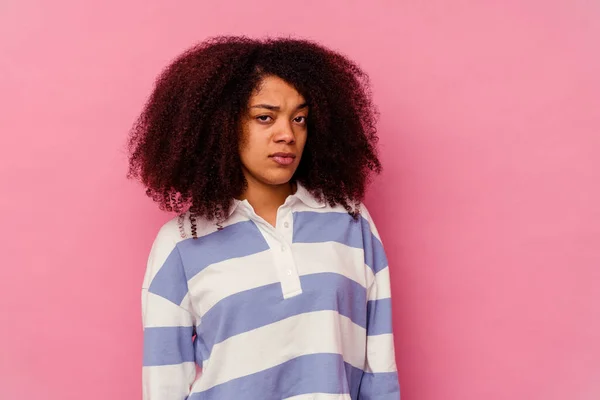 Jovem Afro Americana Isolada Fundo Rosa Triste Rosto Sério Sentindo — Fotografia de Stock