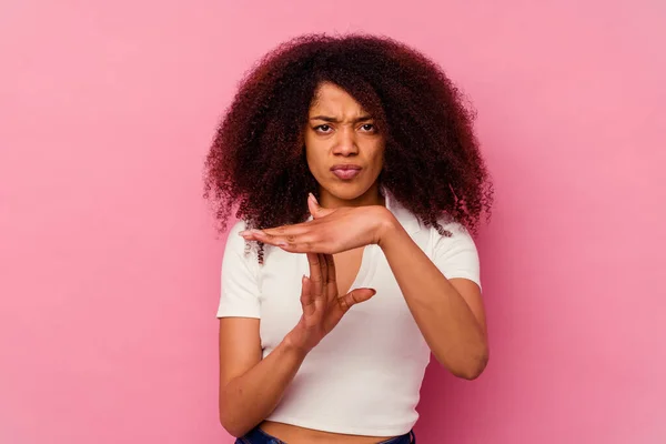 Jeune Femme Afro Américaine Isolée Sur Fond Rose Montrant Geste — Photo