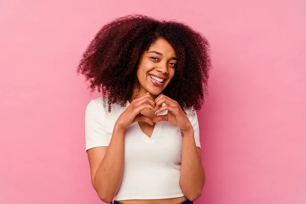 Jeune Femme Afro Américaine Isolée Sur Fond Rose Souriant Montrant — Photo