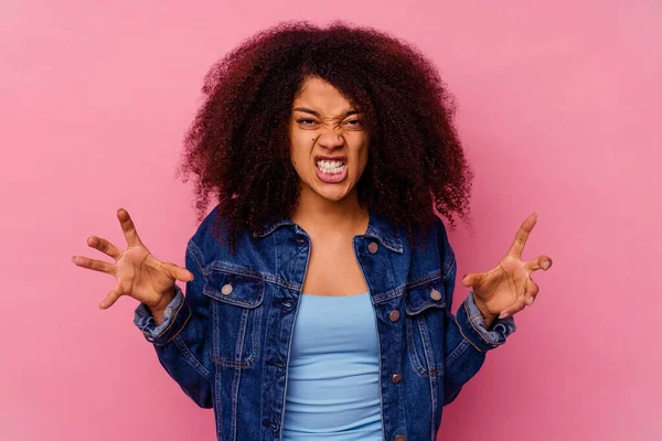 Joven Mujer Afroamericana Aislada Sobre Fondo Rosa Mostrando Garras Imitando — Foto de Stock