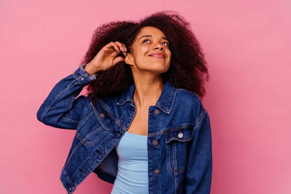 Jonge Afrikaans Amerikaanse Vrouw Geïsoleerd Roze Achtergrond Vieren Van Een — Stockfoto