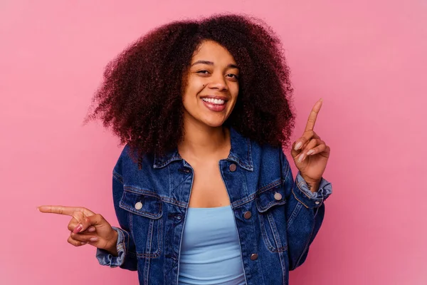 Jovem Afro Americana Isolada Sobre Fundo Rosa Apontando Para Diferentes — Fotografia de Stock