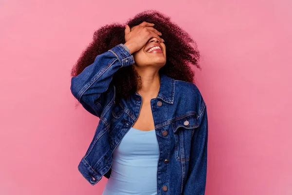 Mujer Afroamericana Joven Aislada Sobre Fondo Rosa Cubre Los Ojos — Foto de Stock