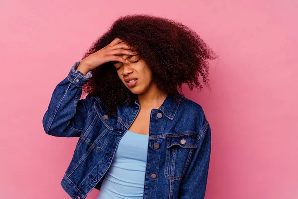 Giovane Donna Afroamericana Isolata Sfondo Rosa Toccando Templi Avendo Mal — Foto Stock