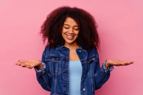 Jovem Afro Americana Isolada Fundo Rosa Segurando Algo Com Palmas — Fotografia de Stock