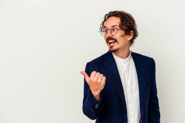 Genç iş adamı beyaz arka planda izole edilmiş, başparmak uzakta, gülen ve kaygısız..