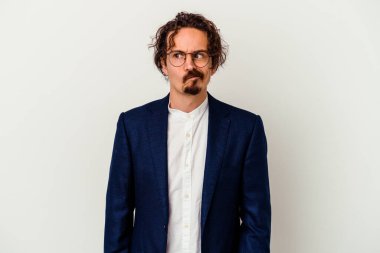 Beyaz arka planda izole edilmiş genç bir iş adamı kafası karışmış, şüpheli ve güvensiz hissediyor..