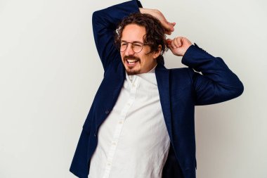 Beyaz arka planda izole edilmiş genç bir iş adamı kollarını uzatıyor, rahat bir konumda..