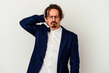 Genç iş adamı, beyaz arka planda izole edilmiş, sabit yaşam tarzından dolayı boyun ağrısı çekiyor..