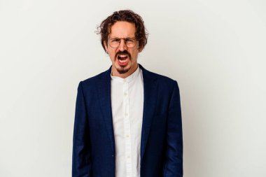 Genç iş adamı beyaz arka planda çok sinirli ve agresif çığlıklar atıyor..