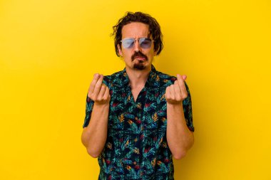 Sarı arka planda izole edilmiş yaz kıyafetleri giyen genç beyaz adam, kadının hiç parası olmadığını gösteriyor..