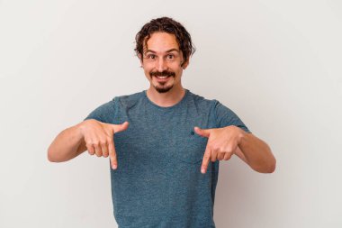 Beyaz arka planda izole edilmiş genç beyaz bir adam parmakları aşağıda, olumlu bir his var..