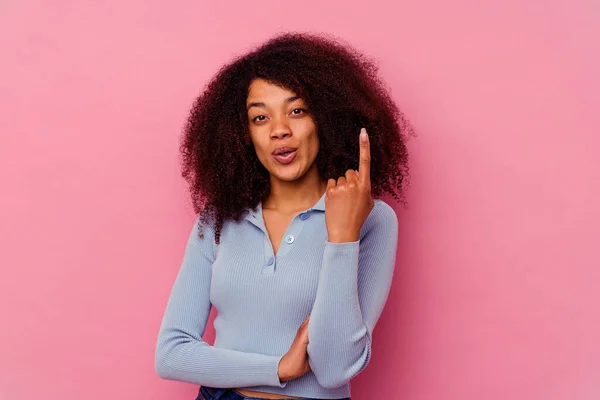 Jovem Afro Americana Isolada Sobre Fundo Rosa Tendo Alguma Grande — Fotografia de Stock