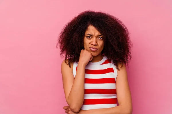 Junge Afrikanisch Amerikanische Frau Isoliert Auf Rosa Hintergrund Müde Von — Stockfoto