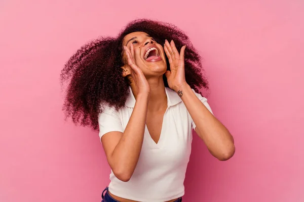 Jeune Femme Afro Américaine Isolée Sur Fond Rose Criant Excité — Photo