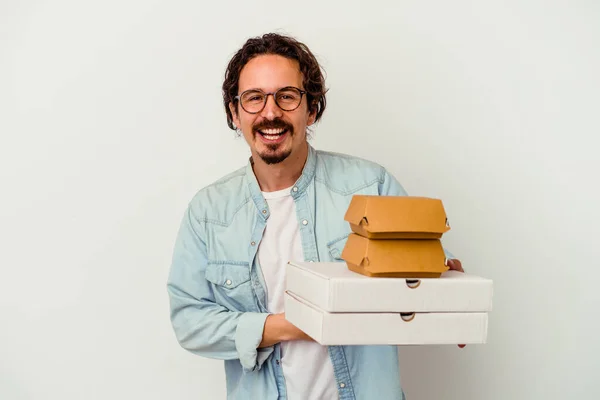 Giovane Uomo Caucasico Possesso Hamburger Una Pizza Isolata Sfondo Bianco — Foto Stock