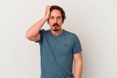 Beyaz arka planda izole genç beyaz adam şok, o önemli bir toplantı hatırladı.