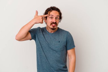 Beyaz arka planda izole edilmiş genç beyaz bir adam işaret parmağıyla hayal kırıklığı jesti gösteriyor..